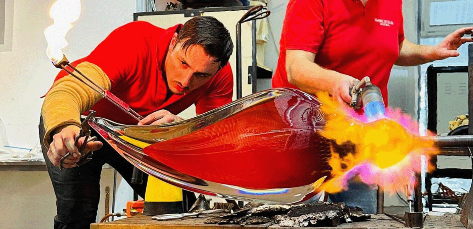 Peter Kuchler bei der Arbeit an einem seiner Unikate aus Glas © Julia Hall